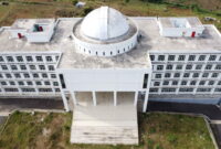 Foto udara Gedung DPRD Kabupaten Bandung Barat di Jalan Cijamil, Cisarua, Desa Ngamprah, Kecamatan Ngamprah, Rabu (28/8/2024). Proyek kantor dewan yang dibangun sejak 2019 lalu tersebut hingga saat ini belum dioperasikan baik oleh para anggota legislatif maupun ASN Kabupaten Bandung Barat.