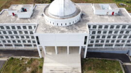 Foto udara Gedung DPRD Kabupaten Bandung Barat di Jalan Cijamil, Cisarua, Desa Ngamprah, Kecamatan Ngamprah, Rabu (28/8/2024). Proyek kantor dewan yang dibangun sejak 2019 lalu tersebut hingga saat ini belum dioperasikan baik oleh para anggota legislatif maupun ASN Kabupaten Bandung Barat.