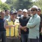 Caption :
Bupati Bandung Dadang Supriatna meninjau lokasi  permukiman penduduk yang rawan dilanda bencana banjir luapan Sungai Cikapundung Kolot, Minggu (2/3/2025). 
