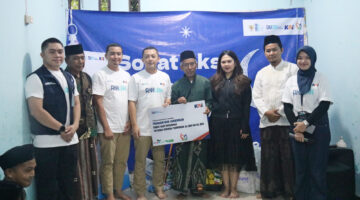 Caption: 
Penyerahan Program TJSL PT KAI diberikan kepada Ketua Yayasan Asrama Pendidikan Al Qur'an Cibeber yang disampaikan secara simbolis oleh VP CSR KAI, Sandra Pridaswara, pada Jumat 14 Maret 2025.