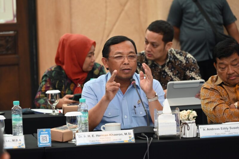 Caption :
Anggota Komisi VI DPR RI, Herman Khaeron, mengusulkan serangkaian strategi inovatif untuk memastikan perjalanan mudik 2025 lebih tertata dan nyaman, Rabu (19/03-2025).