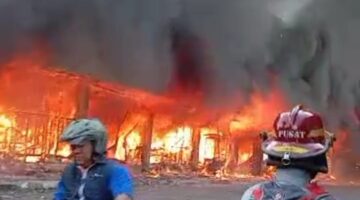 Caption:
Kebakaran Hanguskan Pusat Pertokoan GS Pasar Jum'at Purwakarta, Jum'at (21/03-2025)