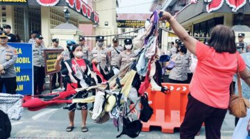 Aksi Demo Jilit II, Kesal Karena Selalu Dibohongi, Puluhan Masa Jemur BH Wanita di Depan Pintu Masuk Polrestabes Medan